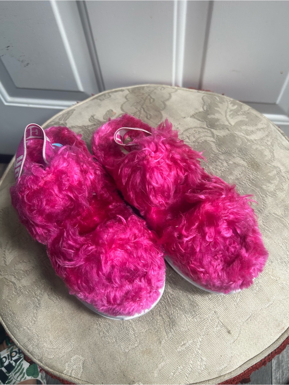UGG women’s Dragon Fruit Fluff Sugar Slingback Fuchsia Furry Slip-On Sandals 6
